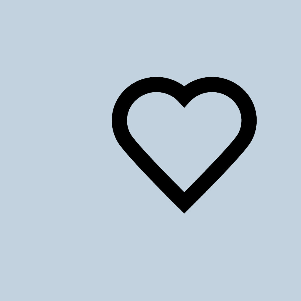 Ein schwarzes Herzsymbol auf blauem Hintergrund, das natürliche Elemente darstellt.